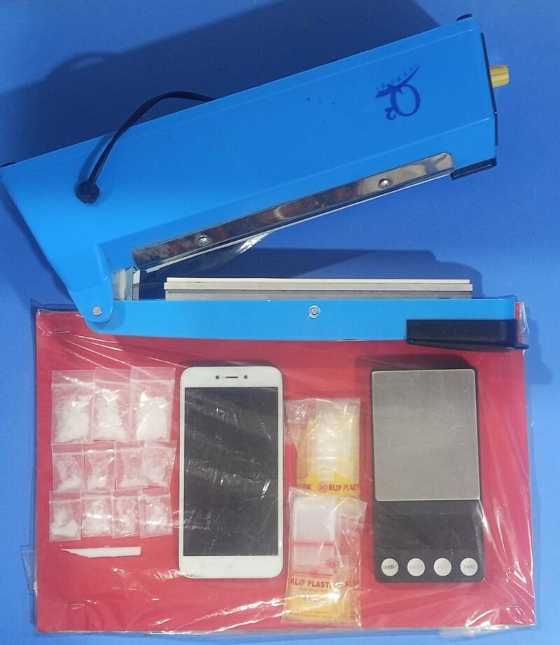 Satresnarkoba Polres Pelabuhan Tanjung Perak mengamankan barang bukti berupa 11 klip plastik berisi sabu dengan berat bruto sekitar 5,65 gram dalam pengungkapan dugaan peredaran narkotika di Surabaya.