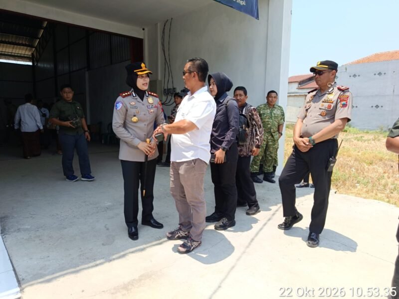 Kapolres Tegal Dampingi Pangdam IV/Diponegoro Tinjau KDKMP Dukuhturi dan Serahkan Bantuan Sembako kepada Warga