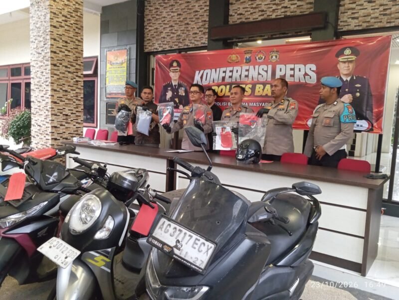 Foto ist: Kapolres Batu. AKBP Panji Gedhe Prabawa, Wakapolres Kompol Anton Widodo ,Kasatreskrim Zaenal Arifin. Kasi Humas M.Huda Rohman lakukan konperensi pers Curanmor.