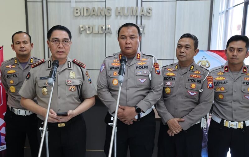 Personel Polda Jatim melakukan pengaturan dan penindakan lalu lintas dalam upaya meningkatkan kepatuhan serta menekan angka kecelakaan di Jawa Timur.