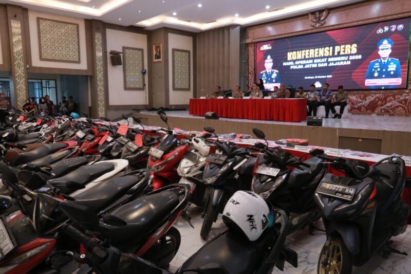 Wakapolda Jatim Kombes Pol Feri Handoko Soenarso saat konferensi pers hasil Operasi Sikat Semeru 2026 di Gedung Mahameru Mapolda Jatim, Jumat (23/10/2026).