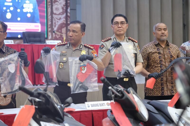 Polda Jatim menggelar konferensi pers hasil Operasi Sikat Semeru 2026 dengan mengungkap 1.345 kasus dan mengamankan 1.212 tersangka