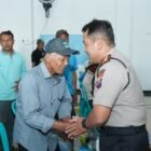 Kapolres Kediri AKBP Dr. M. Wahyudin Latif berdialog dengan warga Desa Sekoto, Kecamatan Badas, dalam program Polisi Peduli Pengangguran (Poliran)
