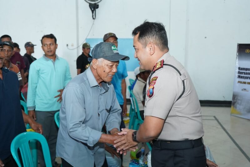 Kapolres Kediri AKBP Dr. M. Wahyudin Latif berdialog dengan warga Desa Sekoto, Kecamatan Badas, dalam program Polisi Peduli Pengangguran (Poliran)