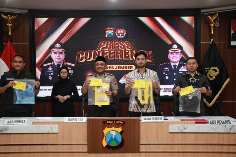 Polres Jember mengamankan dua terduga pelaku perampokan Toko Emas Murni yang ditangkap di Banyuwangi kurang dari 24 jam setelah beraksi. Polisi turut menyita sejumlah barang bukti, termasuk mobil Toyota Yaris, pisau, pakaian pelaku, dan tas berisi valuta asing.