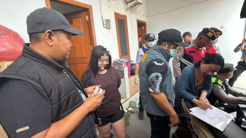 Petugas Satresnarkoba Polres Pelabuhan Tanjung Perak bersama BNN Kota Surabaya melakukan pemeriksaan dan tes urine terhadap penghuni rumah kos di kawasan Dupak, Surabaya