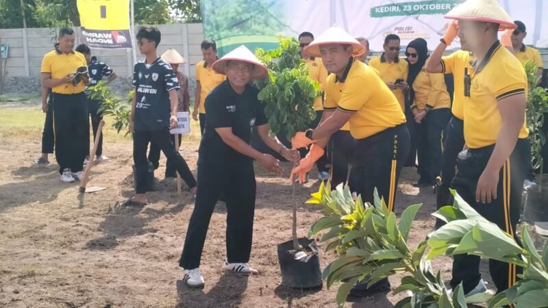 Kapolres Kediri AKBP Dr. M. Wahyudin Latif bersama Ketua Bhayangkari Cabang Kediri Ny. Ika Latif saat melakukan penanaman bibit pohon di Pondok Nurul Hakim, Desa Ngino, Kecamatan Plemahan, Kabupaten Kediri.