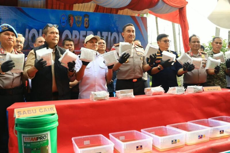 Kapolri Jenderal Polisi Suyudi Ario Seto saat meninjau pengungkapan laboratorium gelap narkotika di Kabupaten Pidie, Aceh, yang menyita hampir 1,2 ton bruto sabu dan meth oil.