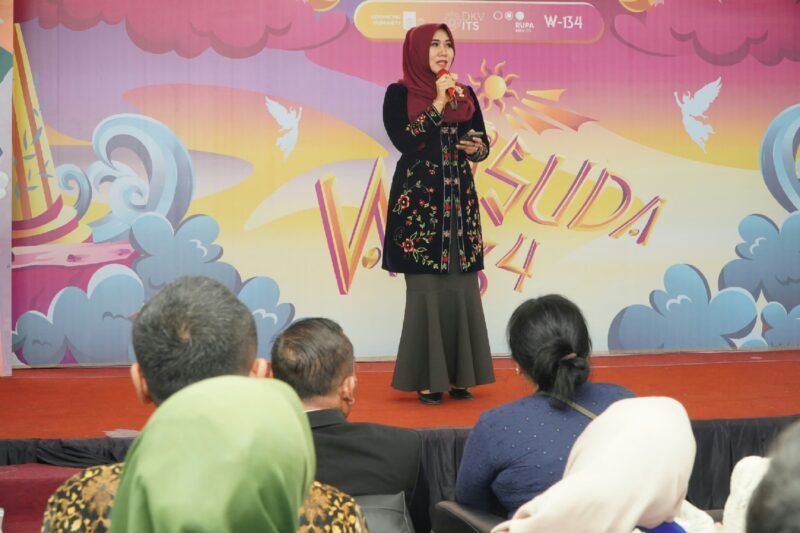 Wisuda, Kerinduan, dan Harapan: Pesan Ning Lia untuk Lulusan DKV ITS