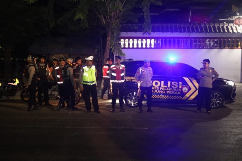 Foto: Personel gabungan Polres Pelabuhan Tanjung Perak bersama Satpol PP Kota Surabaya melaksanakan patroli skala besar untuk mengantisipasi gangster, balap liar, tawuran remaja, dan kejahatan jalanan.