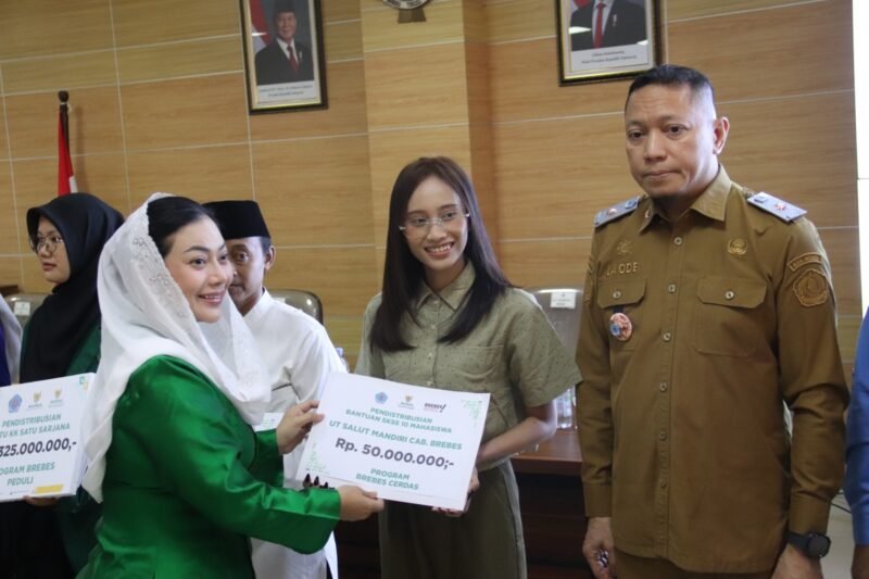 Bupati Brebes Paramitha Widya Kusuma bersama penerima bantuan dalam kegiatan pendistribusian dan pendayagunaan bantuan Baznas Kabupaten Brebes di Aula Lantai 5 KPT Brebes, Senin (26/10/2026).