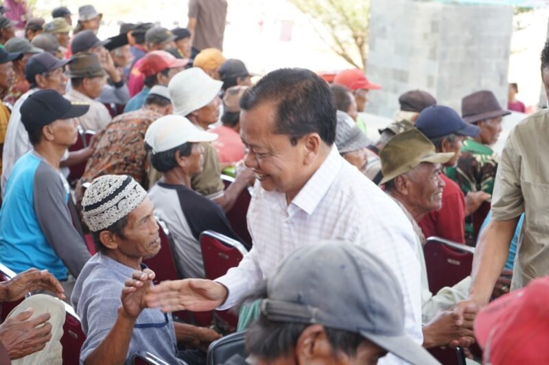 Sugiman, pengayuh becak berusia 70 tahun di Brebes, mengikuti pelatihan penggunaan becak listrik di halaman KPT Brebes.