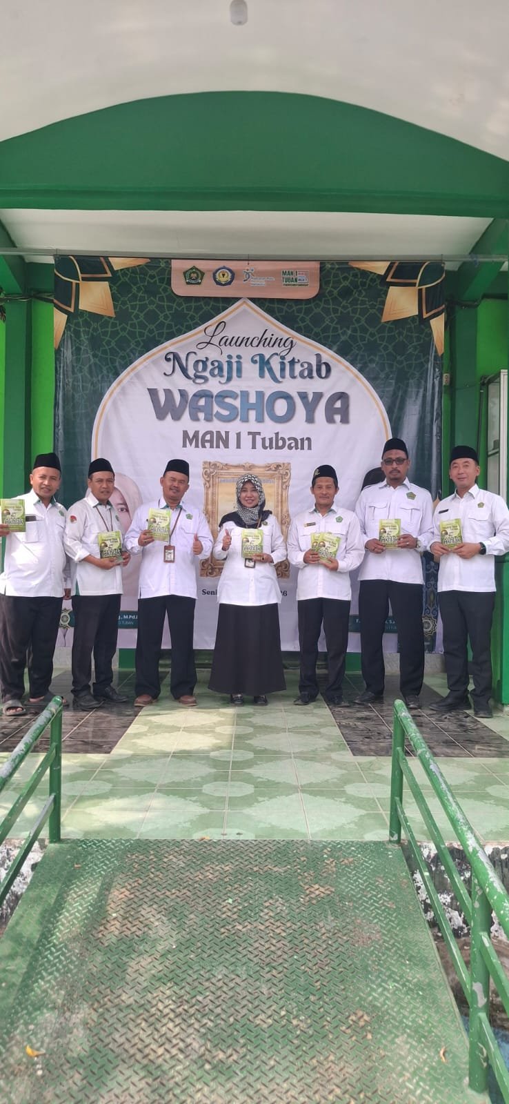 Foto: Kepala Kantor Kementerian Agama Kabupaten Tuban, Umi Kulsum, saat meluncurkan kegiatan Ngaji Kitab Washaya Al-Abaa’ lil Abnaa’ di halaman MAN 1 Tuban, Senin (26/10/2026).