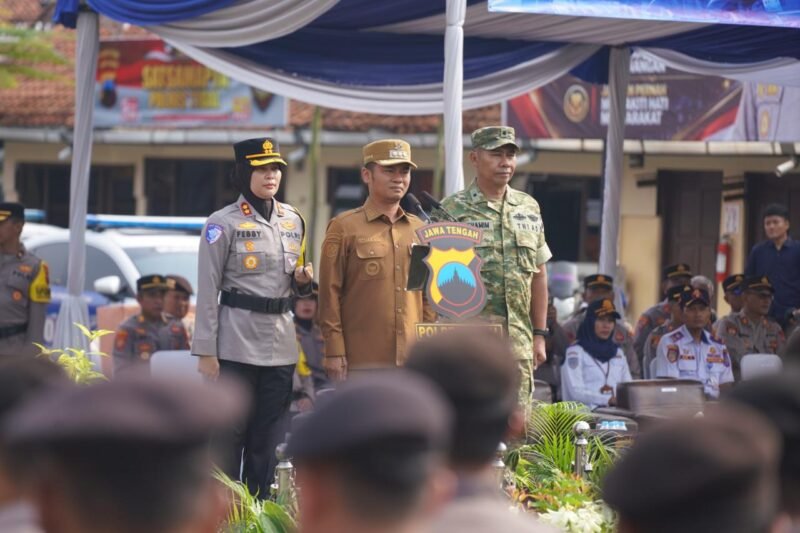 Bupati Tegal Ischak Maulana Rohman menghadiri apel gelar pasukan Operasi Patuh Candi 2026 di Mapolres Tegal, Senin (26/10/2026).