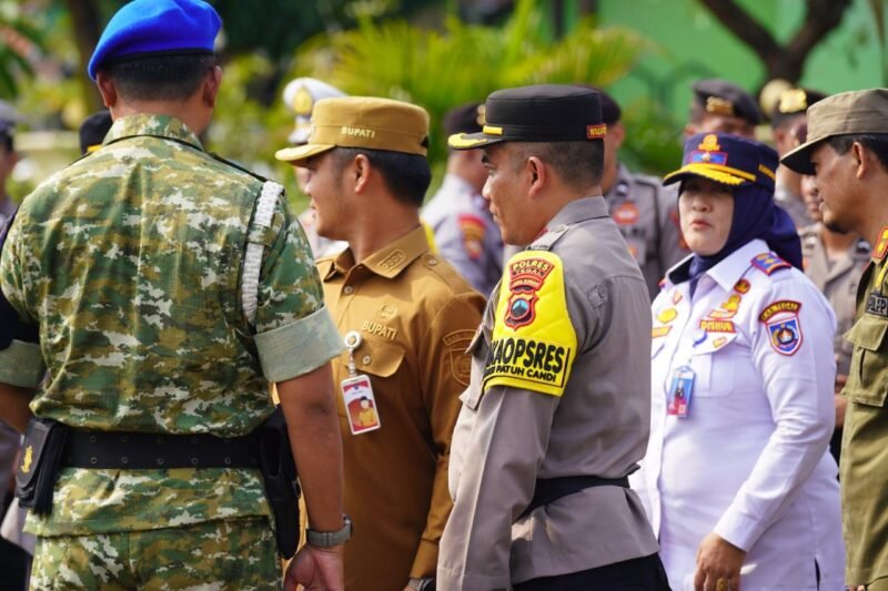 Bupati Tegal Ischak Maulana Rohman menghadiri apel gelar pasukan Operasi Patuh Candi 2026 di Mapolres Tegal, Senin (26/10/2026).