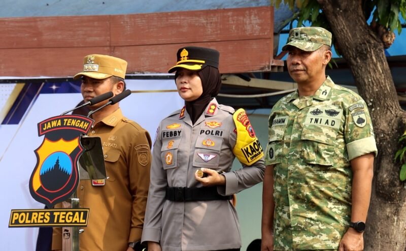 Kapolres Tegal AKBP Febriyani Aer memimpin Apel Gelar Pasukan Operasi Patuh Candi 2026 di halaman Mako Polres Tegal, Senin (26/10/2026).