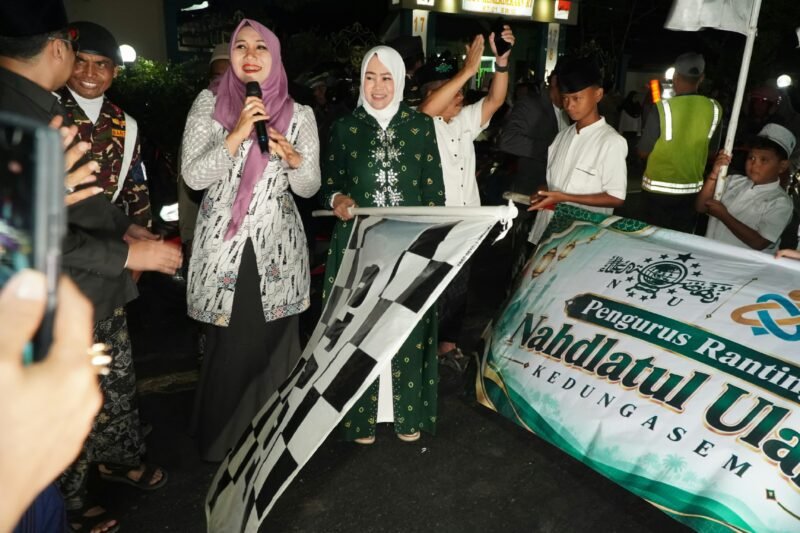 Kibarkan Bendera Start, Ning Lia Lepas Ratusan Santri dalam Kirab Hari Santri 2026
