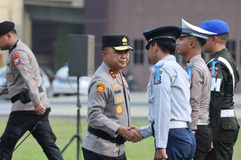 Kapolda Jatim Irjen Pol Dekananto Eko Purwono memimpin Apel Gelar Pasukan Operasi Patuh Semeru 2026 di Mapolda Jatim, Surabaya, Senin (26/10/2026).