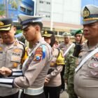 Foto: Kapolres Pelabuhan Tanjung Perak AKBP Irwan Kurniawan AZ memimpin apel gelar pasukan Operasi Patuh Semeru 2026 di halaman Mapolres, Surabaya, Senin (26/10/2026).