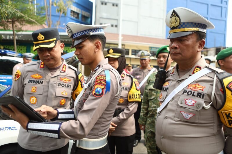 Foto: Kapolres Pelabuhan Tanjung Perak AKBP Irwan Kurniawan AZ memimpin apel gelar pasukan Operasi Patuh Semeru 2026 di halaman Mapolres, Surabaya, Senin (26/10/2026).