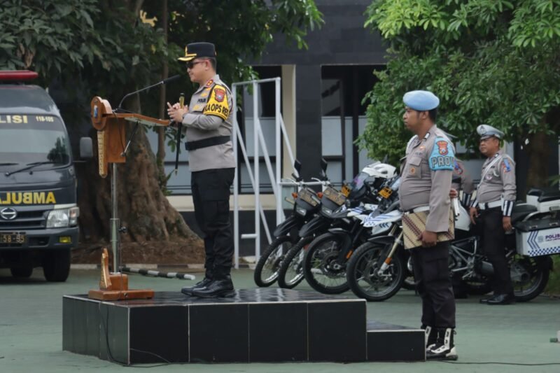 Foto ist: Kapolres Batu AKBP Panji Gedhe Prabawa lakukan apel pada Jajarannya OPS Patuh Semeru.