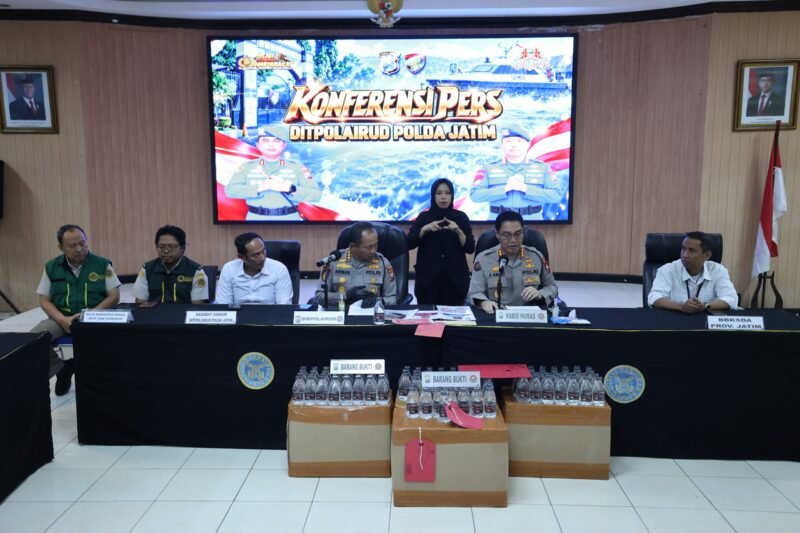 Foto: Kabid Humas Polda Jatim Kombes Pol Jules Abraham Abast bersama Dirpolairud Polda Jatim Kombes Pol Arman Asmara Syarifuddin menyampaikan pengungkapan empat perkara tindak pidana dalam konferensi pers di Mako Ditpolairud Polda Jatim, Surabaya, Senin (26/10/2026).