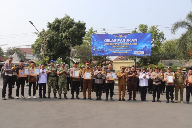 Kapolres Tegal AKBP Febriyani Aer memberikan penghargaan kepada warga dan personel Bhabinkamtibmas atas dedikasi serta kontribusi dalam menjaga keamanan dan ketertiban masyarakat.