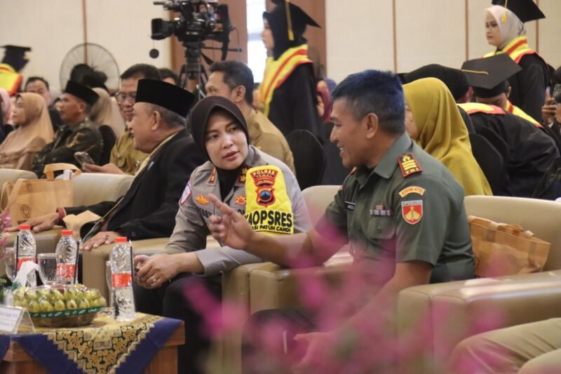 Kapolres Tegal AKBP Febriyani Aer menghadiri Wisuda Ahli Madya ke-6 Politeknik Baja Tegal Tahun 2026 di Convention Hall Hotel Grand Dian Slawi, Kabupaten Tegal.