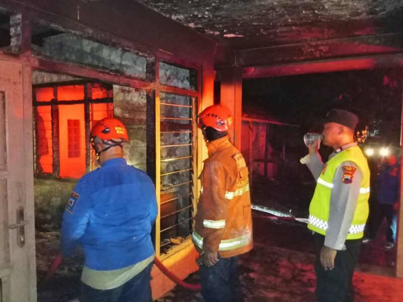 Polsek Lebaksiu bersama petugas Damkar Kabupaten Tegal dan warga menangani kebakaran rumah di Desa Kambangan, Kecamatan Lebaksiu, Senin (26/10/2026) malam.