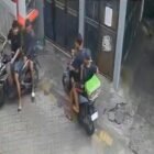 Tangkapan layar rekaman CCTV yang memperlihatkan pelaku menghentikan korban sebelum membawa kabur sepeda motor di kawasan Kenjeran, Surabaya.