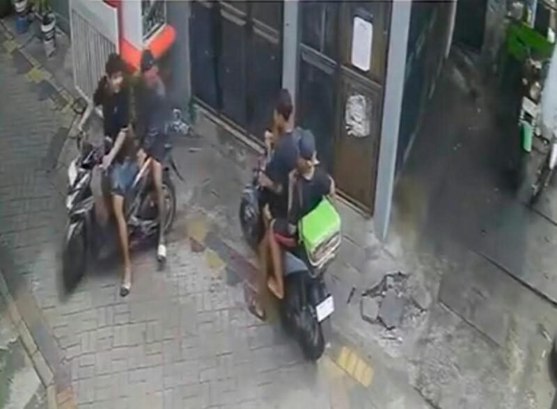 Tangkapan layar rekaman CCTV yang memperlihatkan pelaku menghentikan korban sebelum membawa kabur sepeda motor di kawasan Kenjeran, Surabaya.