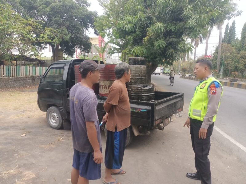 Petugas Satlantas Polres Tegal memberikan edukasi dan imbauan kepada pengemudi truk dump untuk meningkatkan disiplin serta mengutamakan keselamatan berlalu lintas di wilayah Kabupaten Tegal.