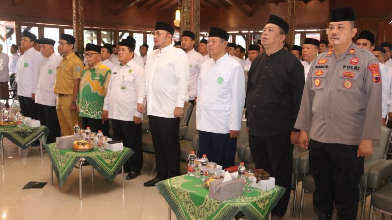 Wali Kota Tegal Dedy Yon Supriyono bersama Ketua MUI Kota Tegal KH Sobirin Ali Seger dan jajaran pengurus MUI kecamatan saat pengukuhan periode 2026-2031 di Pendopo Ki Gede Sebayu, Kompleks Balai Kota Tegal, Selasa (27/10/2026).