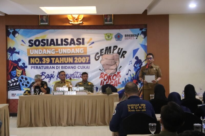 Kepala Dinkominfotik Kabupaten Brebes Warsito Eko Putro membuka sosialisasi rokok ilegal yang melibatkan komunitas seni, sineas, dan kreator konten di Grand Dian Hotel Brebes, Selasa (27/10/2026).