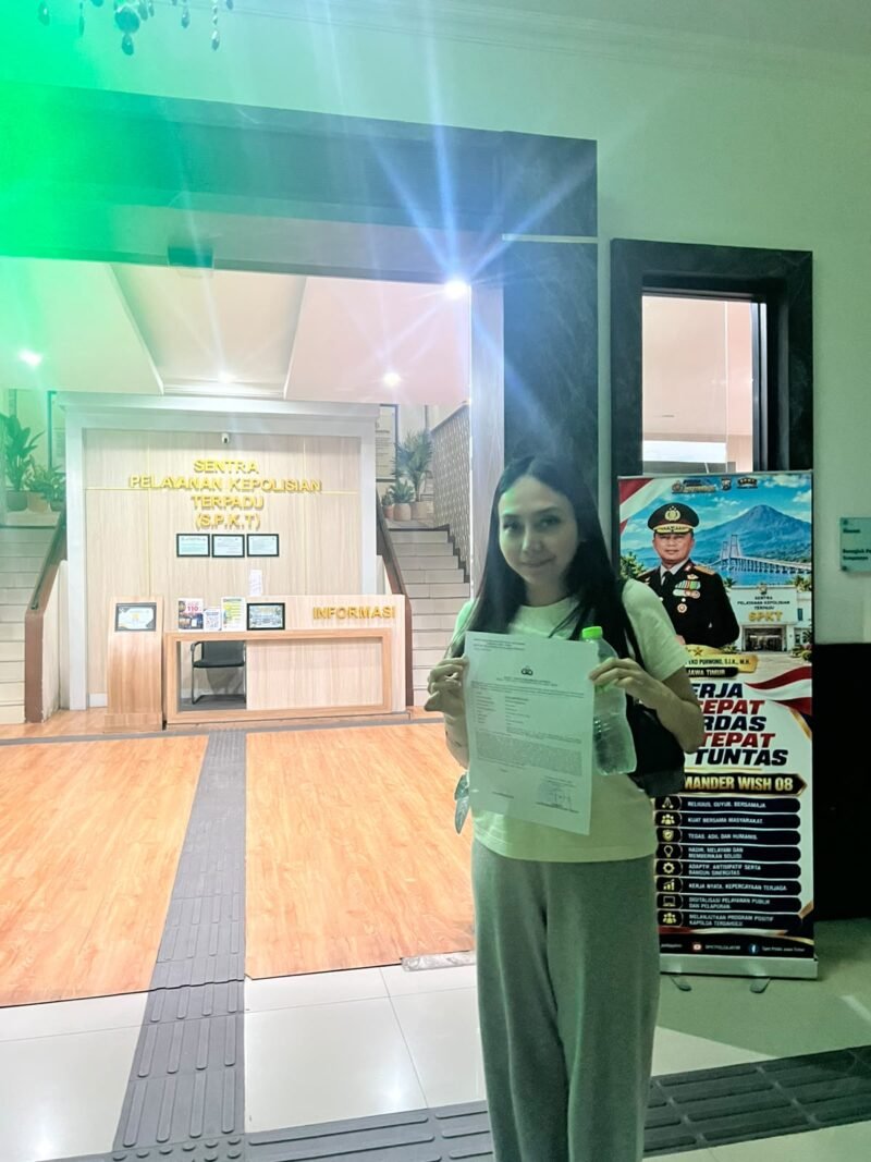Alfi Fardha Athia saat melaporkan dugaan tindak pidana ITE dan penyalahgunaan data pribadi ke SPKT Polda Jawa Timur, Senin (26/10/2026).