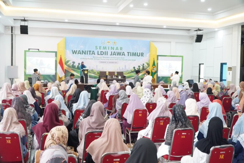 Foto: Senator DPD RI asal Jawa Timur, Lia Istifhama, saat membuka Seminar Wanita LDII Jawa Timur yang membahas perlindungan anak di ruang digital di Surabaya, Minggu (25/10/2026).