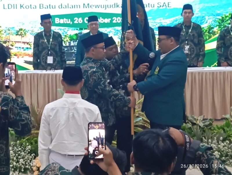 Foto ist: Ketua DPW LDII Jatim serahkan bendera LDII sebagai bentuk pengukuhan Ketua LDII Batu Yusron Ubaidillah,ST.