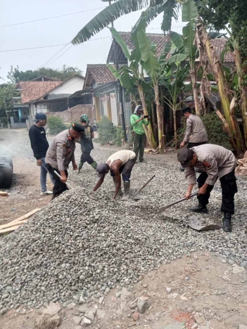 Polsek Pangkah mendukung Program Indonesia Asri melalui kegiatan pengaspalan jalan desa di Desa Grobogwetan, Kecamatan Pangkah, Kabupaten Tegal.