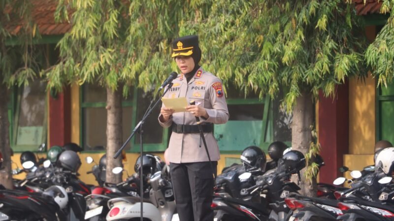 foto: Kapolres Tegal AKBP Febriyani Aer memimpin Apel Polisi Peduli Pendidikan di halaman SMKN 2 Slawi, Kabupaten Tegal, Senin (26/10/2026), sekaligus memberikan edukasi kepada sekitar 750 siswa agar disiplin, taat hukum, dan menjauhi kenakalan remaja.