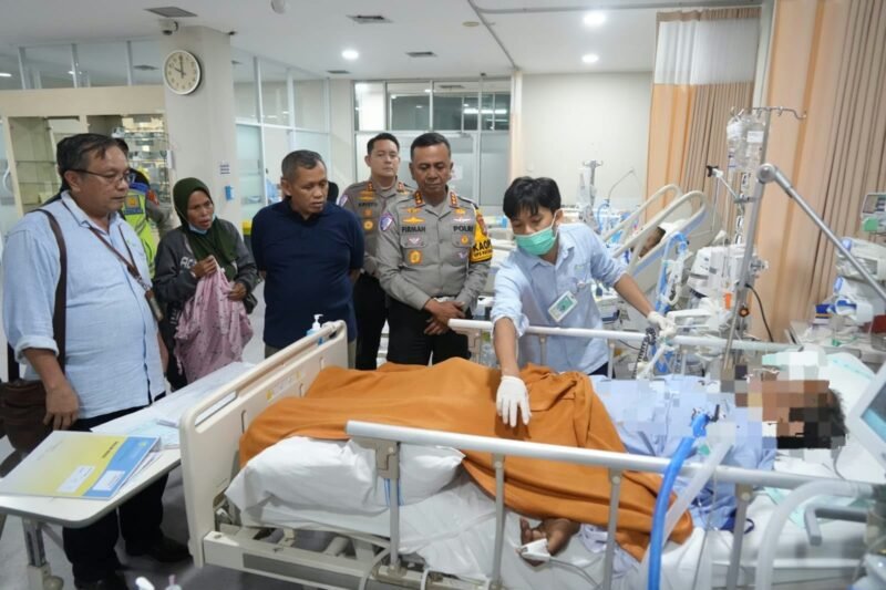 Jajaran Pusdokkes Polri bersama Ditlantas Polda Metro Jaya menjenguk korban kecelakaan pengemudi ojek online di kawasan Blok M, Jakarta, Selasa (27/10/2026), sekaligus memastikan kebutuhan penanganan medis korban menjadi perhatian.