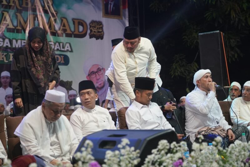 Wali Kota Tegal Dedy Yon Supriyono menghadiri peringatan Maulid Nabi Muhammad SAW di Pendopo Ki Djagga Menggala, Selasa (27/10/2026), bersama ulama, habaib, dan masyarakat.