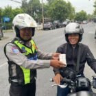 Kanit Turjawali Satlantas Polres Tegal IPTU Chrisna Adi Winata bersama anggota memberikan edukasi dan reward berupa sebungkus garam kepada pengendara sepeda motor yang tertib berlalu lintas di Jalan Aip KS. Tubun, Kabupaten Tegal, Selasa (27/10/2026).