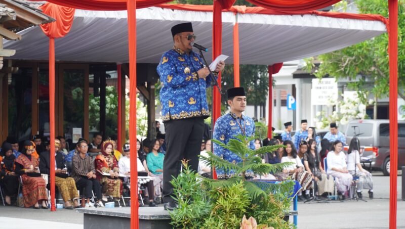 Wali Kota Tegal Dedy Yon Supriyono memimpin upacara peringatan Hari Sumpah Pemuda ke-98 di halaman Pendopo Ki Gede Sebayu, Rabu (28/10/2026), sekaligus menyerahkan penghargaan kepada para pemenang Lomba Wirausaha Muda Pemula Tingkat Kota Tegal 2026.