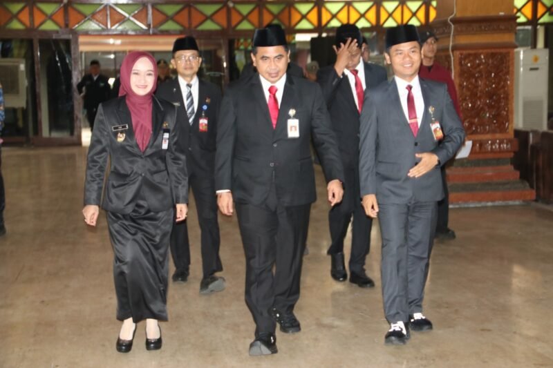 Wakil Gubernur Jawa Tengah Taj Yasin Maimoen bertindak sebagai inspektur upacara peringatan Hari Sumpah Pemuda ke-98 tingkat Provinsi Jawa Tengah di Lapangan Pemda Kabupaten Tegal, Rabu (28/10/2026).