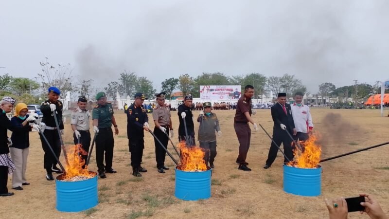 Foto: Penyerahan premi Jasindo untuk perlindungan anggota Linmas di Kantor Pemerintahan Terpadu Kabupaten Brebes, Rabu (28/10/2026), sebagai bentuk dukungan terhadap petugas yang membantu menjaga keamanan dan ketertiban masyarakat.