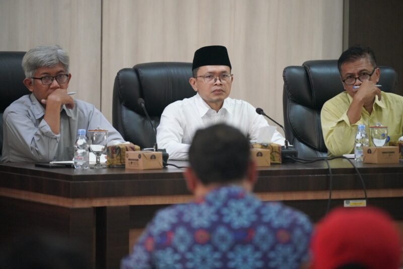 Sekretaris Daerah Kabupaten Tegal Amir Makhmud bersama jajaran Pemkab Tegal menerima audiensi perwakilan FSPMI untuk membahas aspirasi pekerja terkait pengupahan, UMSK, dan keterwakilan serikat pekerja dalam Lembaga Kerja Sama Tripartit, Rabu (28/10/2026).