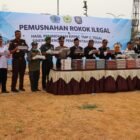 Bea Cukai Tegal bersama Pemkab Brebes memusnahkan 5,29 juta batang rokok ilegal dan 43,2 liter MMEA ilegal senilai Rp7,93 miliar di Kabupaten Brebes, Rabu (28/10/2026).