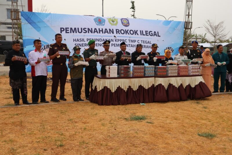Bea Cukai Tegal bersama Pemkab Brebes memusnahkan 5,29 juta batang rokok ilegal dan 43,2 liter MMEA ilegal senilai Rp7,93 miliar di Kabupaten Brebes, Rabu (28/10/2026).
