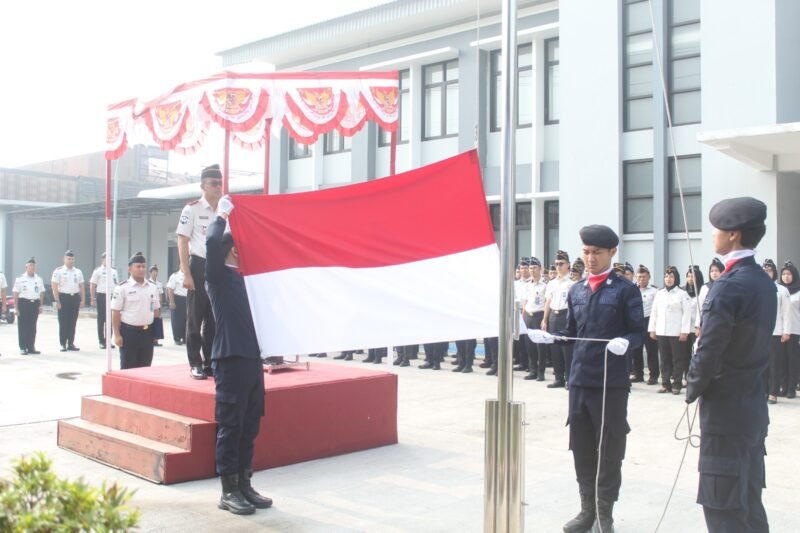 Kepala Rutan Kelas I Surabaya memimpin upacara peringatan Hari Sumpah Pemuda ke-98 di halaman depan Rutan Surabaya, Rabu (28/10/2026).