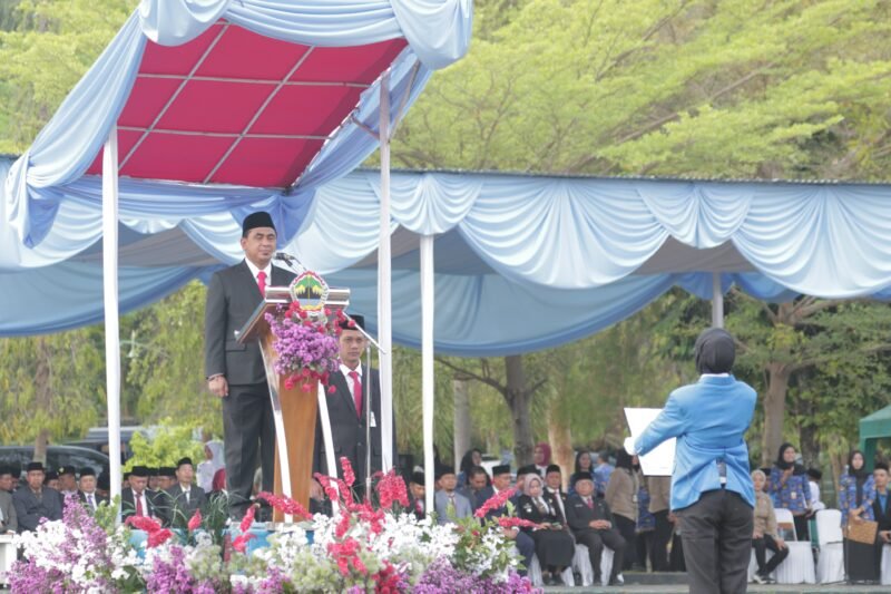 Foto: Wakil Gubernur Jawa Tengah Taj Yasin Maimoen memimpin Upacara Peringatan Hari Sumpah Pemuda ke-98 di Lapangan Pemerintah Daerah Kabupaten Tegal, Rabu (28/10/2026).